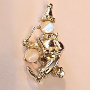 Vintage Gold Tone & Mother Of Pearl Circus Figural Clown Drum Brooch Pin